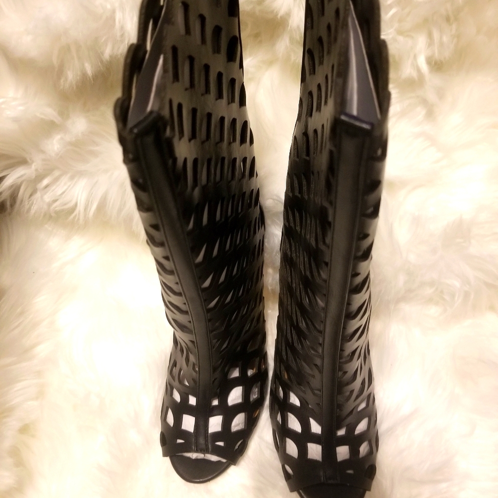 Heart Soul Danette Laser Cut Ankle Bootie 8.5M
